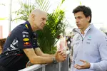 Foto zur News: Adrian Newey und Toto Wolff