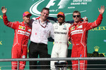 Foto zur News: Lewis Hamilton (Mercedes), Sebastian Vettel (Ferrari) und Kimi Räikkönen (Ferrari)