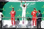 Foto zur News: Lewis Hamilton (Mercedes), Sebastian Vettel (Ferrari) und Kimi Räikkönen (Ferrari)