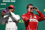 Foto zur News: Lewis Hamilton (Mercedes) und Kimi Räikkönen (Ferrari)