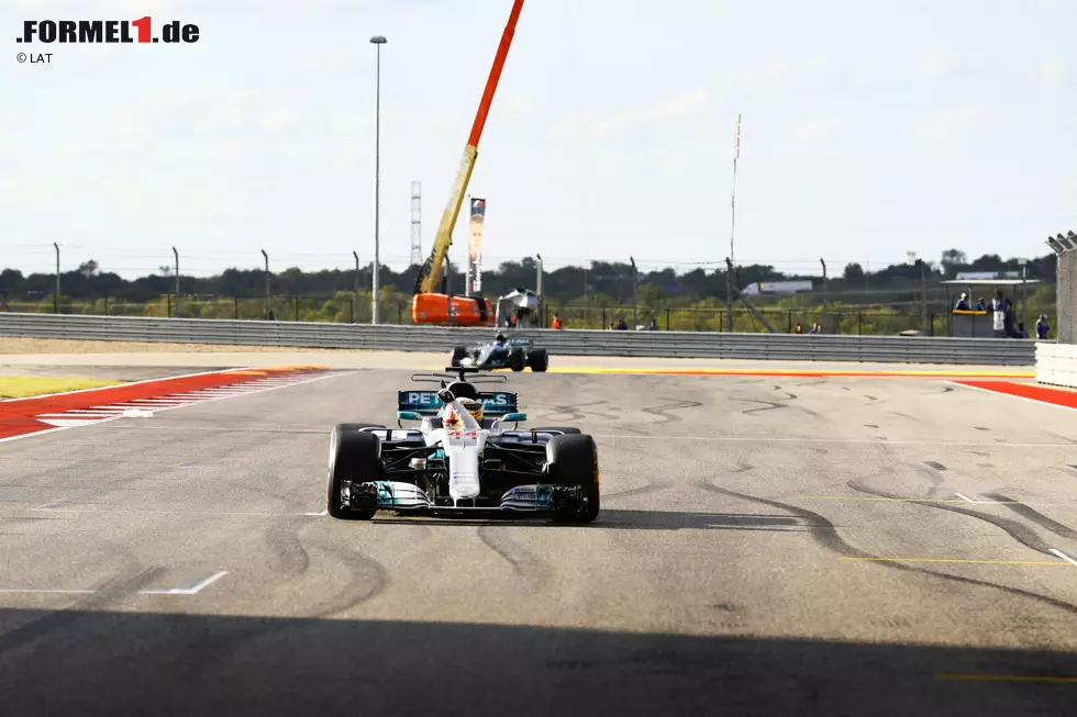 Foto zur News: Lewis Hamilton (Mercedes) und Valtteri Bottas (Mercedes)