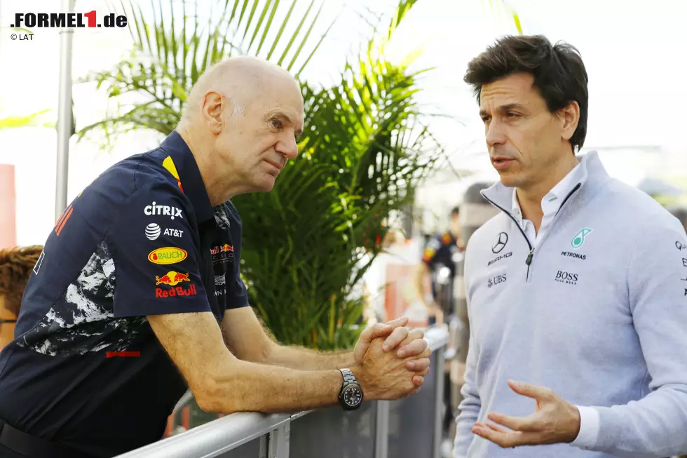 Foto zur News: Adrian Newey und Toto Wolff