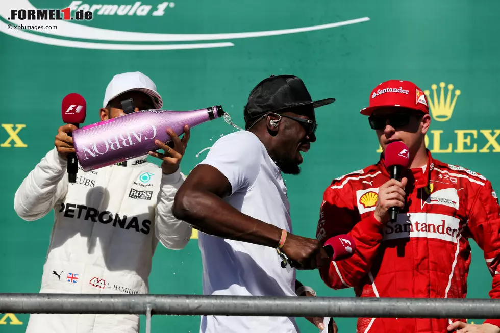 Foto zur News: Lewis Hamilton (Mercedes) und Kimi Räikkönen (Ferrari)