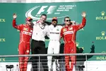 Foto zur News: Sebastian Vettel (Ferrari), Lewis Hamilton (Mercedes) und Kimi Räikkönen (Ferrari)