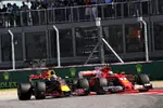 Foto zur News: Daniel Ricciardo (Red Bull) und Kimi Räikkönen (Ferrari)