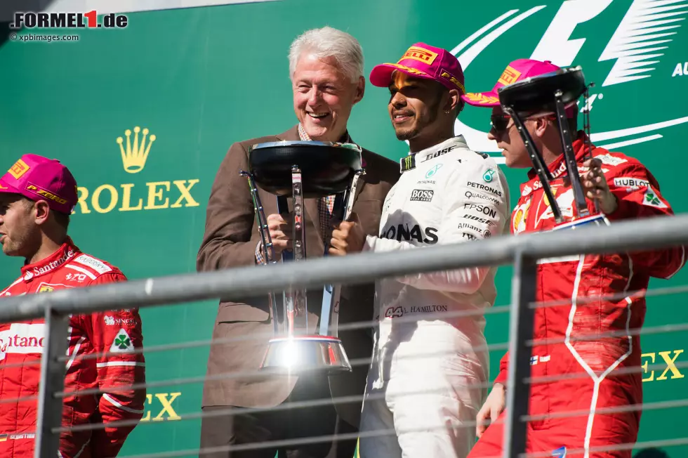 Foto zur News: Lewis Hamilton (Mercedes) und Kimi Räikkönen (Ferrari)