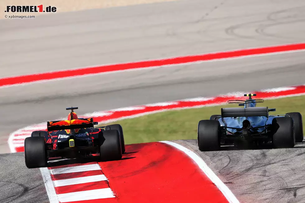 Foto zur News: Daniel Ricciardo (Red Bull) und Valtteri Bottas (Mercedes)