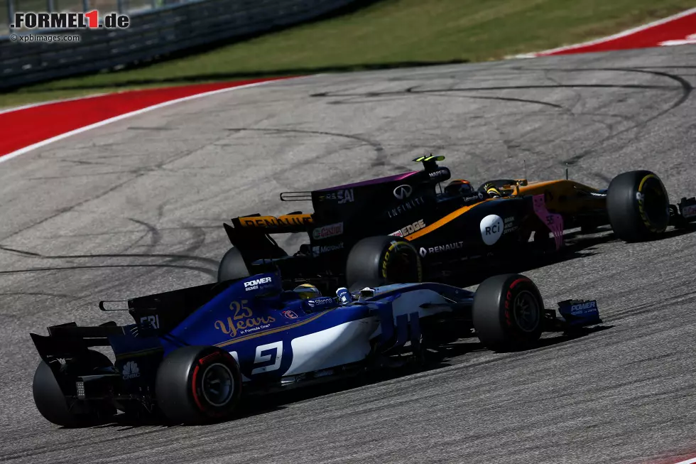 Foto zur News: Marcus Ericsson (Sauber) und Carlos Sainz (Renault)