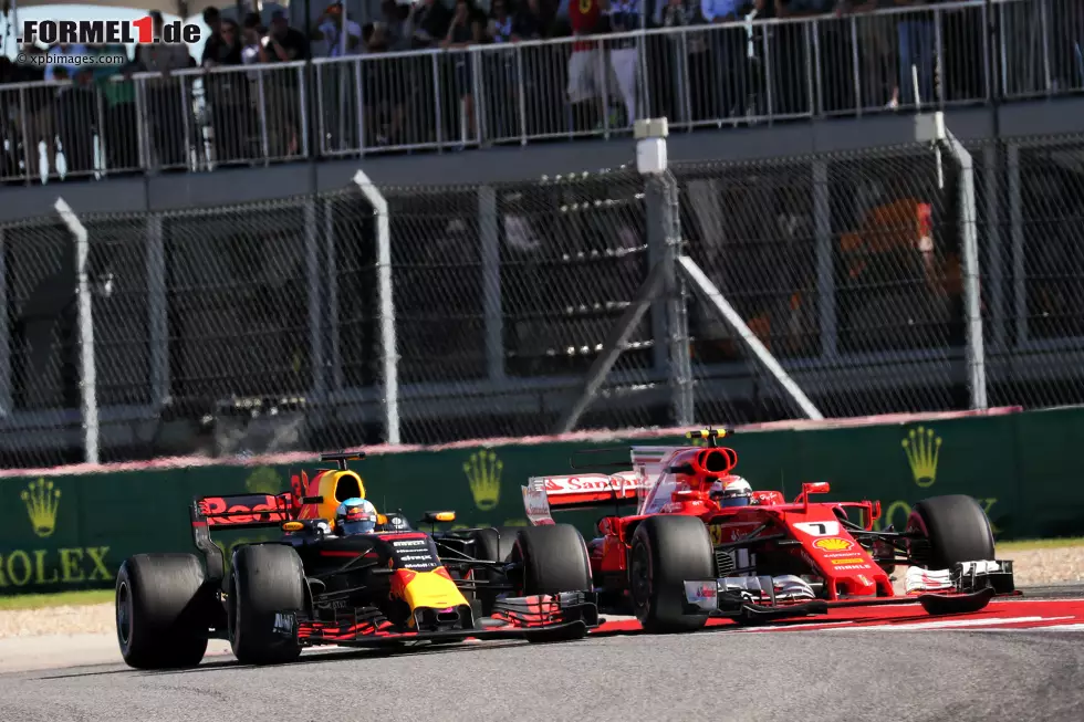 Foto zur News: Daniel Ricciardo (Red Bull) und Kimi Räikkönen (Ferrari)