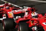 Foto zur News: Sebastian Vettel (Ferrari) und Kimi Räikkönen (Ferrari)