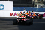 Foto zur News: Kimi Räikkönen (Ferrari) und Pierre Gasly (Toro Rosso)
