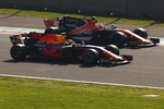 Foto zur News: Max Verstappen (Red Bull) und Fernando Alonso (McLaren)