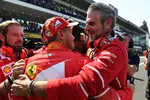 Foto zur News: Sebastian Vettel (Ferrari) und Maurizio Arrivabene