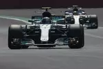 Foto zur News: Valtteri Bottas (Mercedes) und Lewis Hamilton (Mercedes)