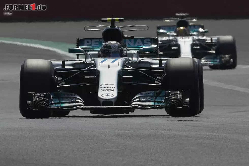 Foto zur News: Valtteri Bottas (Mercedes) und Lewis Hamilton (Mercedes)