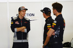 Foto zur News: Brendon Hartley (Toro Rosso) und Max Verstappen (Red Bull)