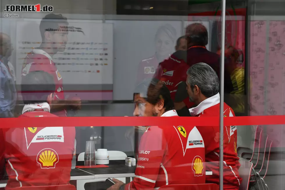 Foto zur News: Sebastian Vettel (Ferrari) und Maurizio Arrivabene