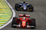 Foto zur News: Sebastian Vettel (Ferrari) und Pascal Wehrlein (Sauber)