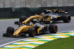 Foto zur News: Nico Hülkenberg (Renault) und Carlos Sainz (Renault)