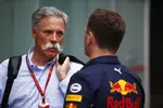 Foto zur News: Chase Carey und Christian Horner