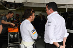 Foto zur News: Fernando Alonso (McLaren) und Eric Boullier