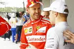 Foto zur News: Sebastian Vettel (Ferrari) und Valtteri Bottas (Mercedes)