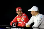 Foto zur News: Sebastian Vettel (Ferrari) und Valtteri Bottas (Mercedes)