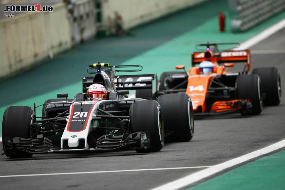 Foto zur News: Kevin Magnussen (Haas) und Fernando Alonso (McLaren)