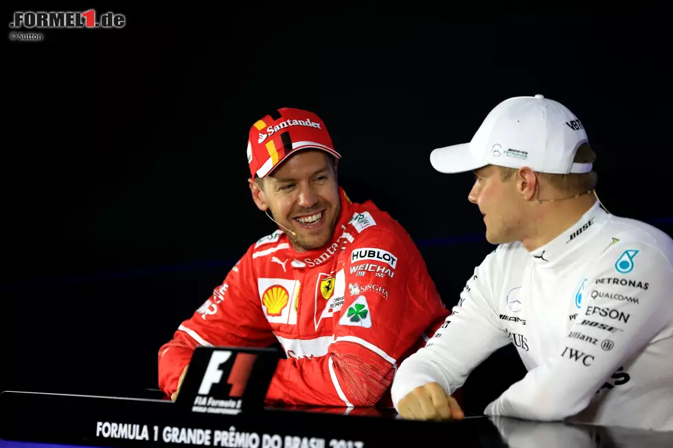 Foto zur News: Sebastian Vettel (Ferrari) und Valtteri Bottas (Mercedes)