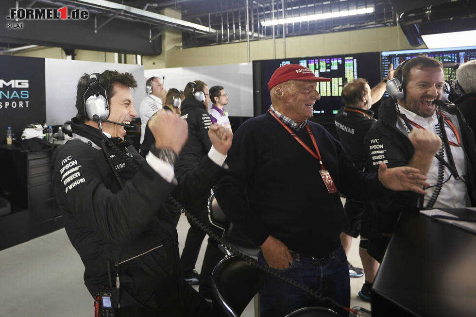 Foto zur News: Toto Wolff, Niki Lauda und Valtteri Bottas (Mercedes)