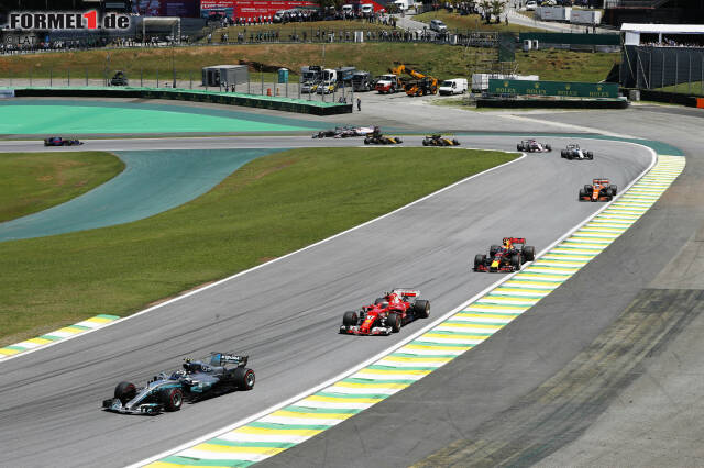 Foto zur News: Romain Grosjean räumte Esteban Ocon schon in der ersten Runde ab. Die 17 besten Fotos des Grand Prix von Brasilien jetzt durchklicken!