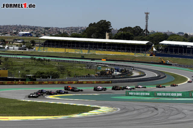 Foto zur News: Zwischen Kevin Magnussen, Daniel Ricciardo und Stoffel Vandoorne krachte es im Senna-S. Die 17 besten Fotos des Grand Prix von Brasilien jetzt durchklicken!