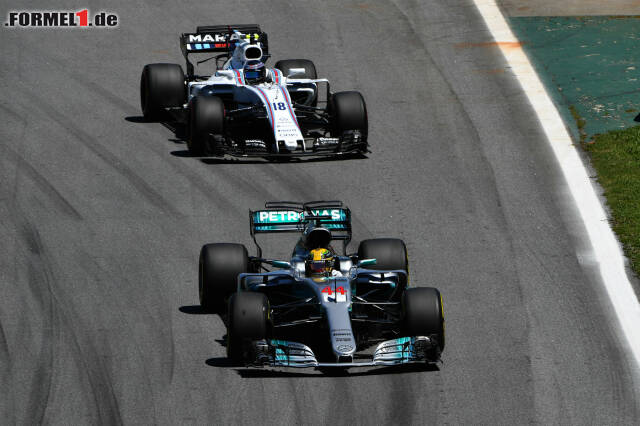 Foto zur News: Die Überrundung von Lance Stroll hätte sich Lewis Hamilton gerne gespart. Die 17 besten Fotos des Grand Prix von Brasilien jetzt durchklicken!