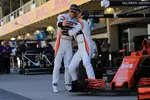 Foto zur News: Stoffel Vandoorne (McLaren) und Fernando Alonso (McLaren)