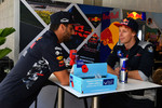 Foto zur News: Daniel Ricciardo (Red Bull) und Brendon Hartley (Toro Rosso)