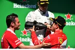 Foto zur News: Sebastian Vettel (Ferrari) und Valtteri Bottas (Mercedes)