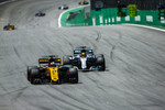 Foto zur News: Nico Hülkenberg (Renault) und Lewis Hamilton (Mercedes)