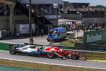 Foto zur News: Sebastian Vettel (Ferrari) und Valtteri Bottas (Mercedes)
