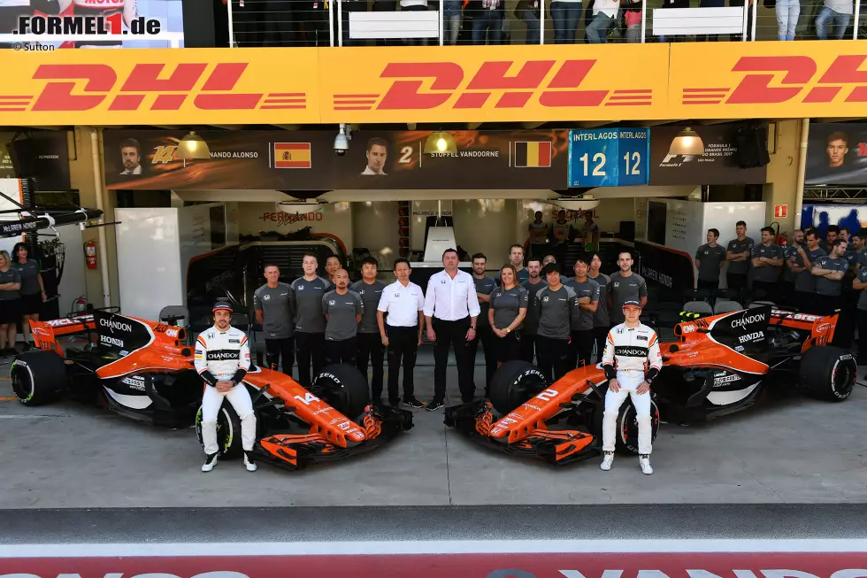 Foto zur News: Fernando Alonso (McLaren) und Stoffel Vandoorne (McLaren)