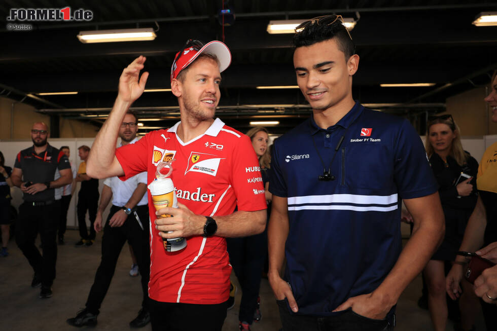 Foto zur News: Sebastian Vettel (Ferrari) und Pascal Wehrlein (Sauber)