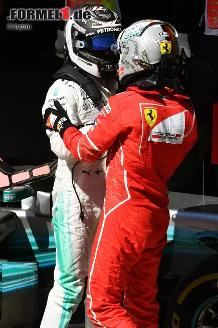 Foto zur News: Sebastian Vettel (Ferrari) und Valtteri Bottas (Mercedes)