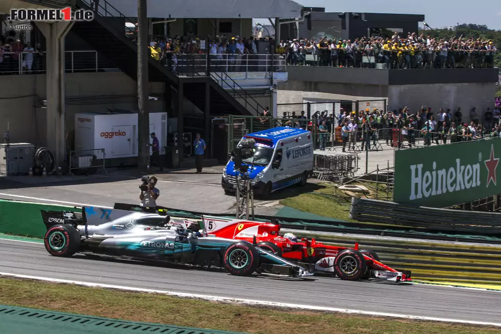 Foto zur News: Sebastian Vettel (Ferrari) und Valtteri Bottas (Mercedes)