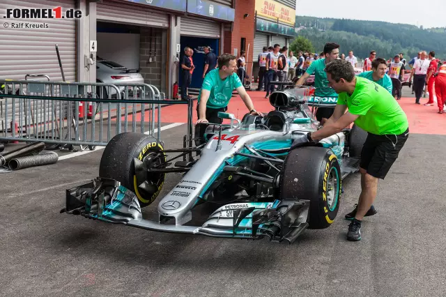 Foto zur News: Der Transport der Rennboliden erfordert ein eingespieltes Team von Logistikprofis.