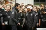 Foto zur News: Toto Wolff &amp; Lewis Hamilton