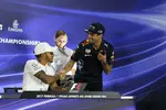 Foto zur News: Lewis Hamilton (Mercedes) und Daniel Ricciardo (Red Bull)