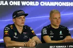 Foto zur News: Max Verstappen (Red Bull) und Valtteri Bottas (Mercedes)