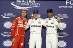 Foto zur News: Valtteri Bottas (Mercedes), Lewis Hamilton (Mercedes) und Sebastian Vettel (Ferrari)