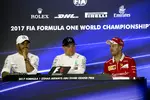 Foto zur News: Lewis Hamilton (Mercedes), Valtteri Bottas (Mercedes) und Sebastian Vettel (Ferrari)