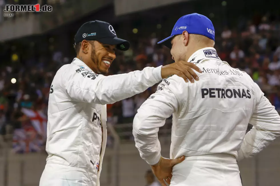 Foto zur News: Valtteri Bottas (Mercedes) und Lewis Hamilton (Mercedes)