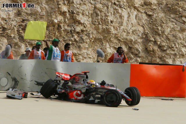 Foto zur News: Sein Freitags-Crash beim Bahrain-Grand-Prix 2008 war ein Symbolbild für Lewis Hamiltons verpatztes Wochenende. Und nicht das einzige spektakuläre Bild, dass das Wüstenrennen in den vergangenen 16 Jahren lieferte. Wir blicken zurück auf Triumpfe und Tragödien ...
